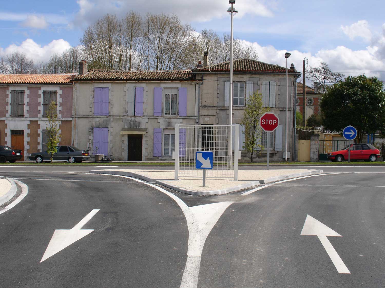 Geschäftsreisen planen – Strassenkreuzung mit klarer Wegführung als Symbol für strategische Entscheidungen