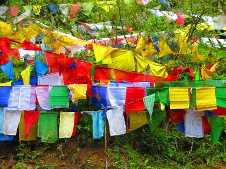 Bhutan Reise in Südasien mit traditionellen Gebetsfahnen im Himalaya