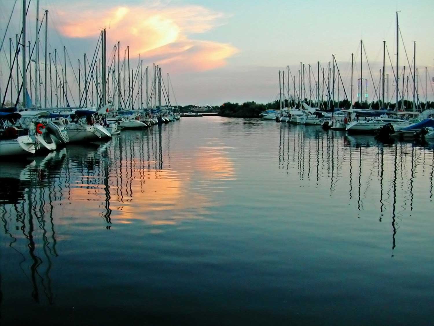 Kreuzfahrten Angebot mit persönlicher Reiseberatung – idyllischer Hafen am Abend